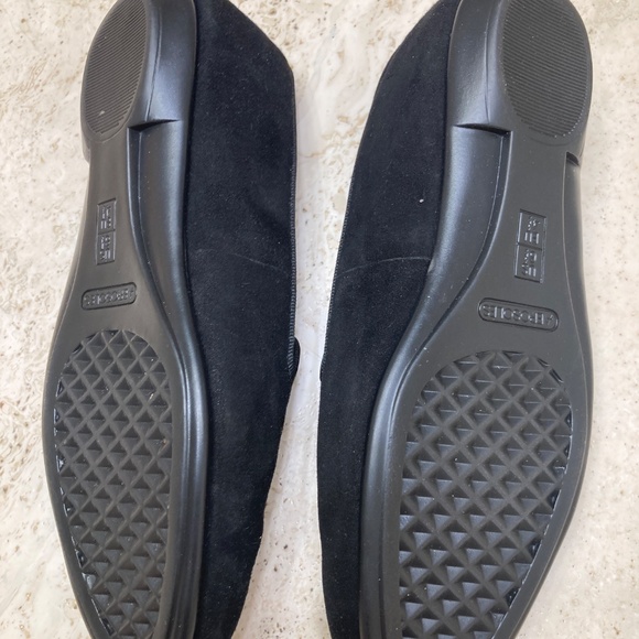 Aerosoles Betunia Women’s Black Suede Leather Slip on Loafers Gold Crest Toe Emb - Picture 2 of 3